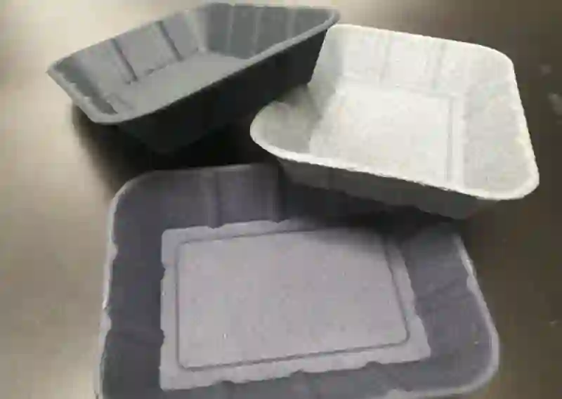 Prototypes of thermoformed pulp, made from scraps of linen and cotton fabrics.