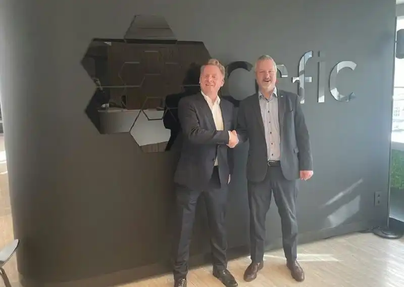 Handshake in Brussels between Harald Dialer, Executive Vice President UPM Biorefining & Technology, and Marco Mensink, Director General of Cefic. 